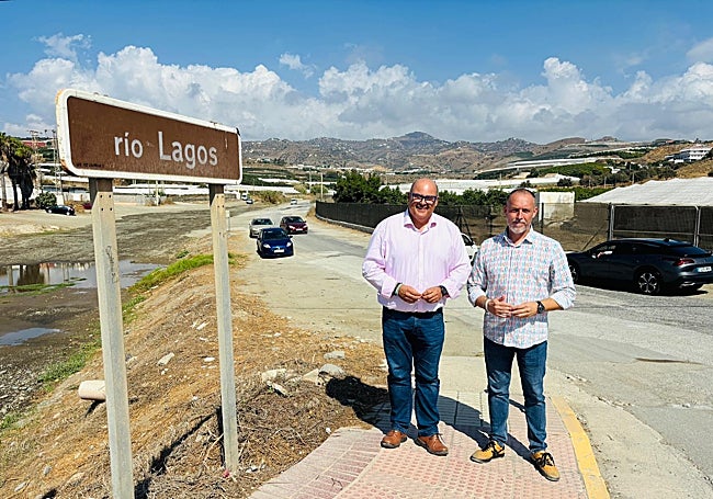 El alcalde y el teniente de alcalde de Lagos, en la zona donde se actuará.