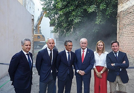 El consejero delegado de Lagoom Living, Javier Braza, y el alcalde de Málaga, Francisco de la Torre, en el centro de la imagen, ante las obras de demolición en Lagunillas, este viernes.