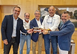 Salado (en el centro) y Juan Rosas (el quinto empezando por la izquierda), con algunos miembros del 'Barlovento-Senda Azul' que trajeron el trofeo de la Copa del Rey Repsol.