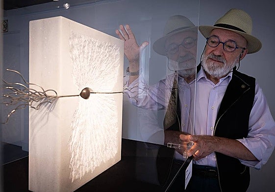 El escultor Suso de Marcos, con la escultura 'De un encuentro vibrante'.