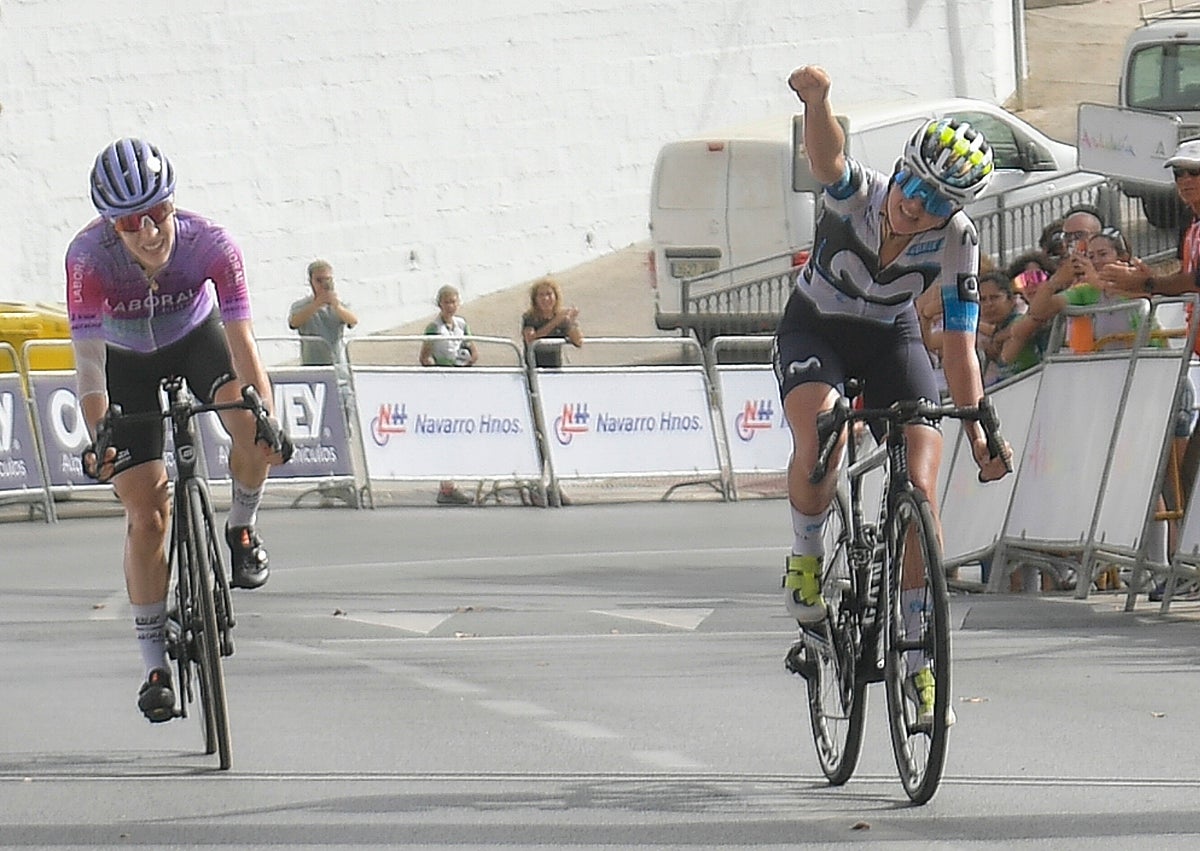 Imagen secundaria 1 - Tres imágenes de la prueba deportiva femenina disputada este sábado en Torrox.