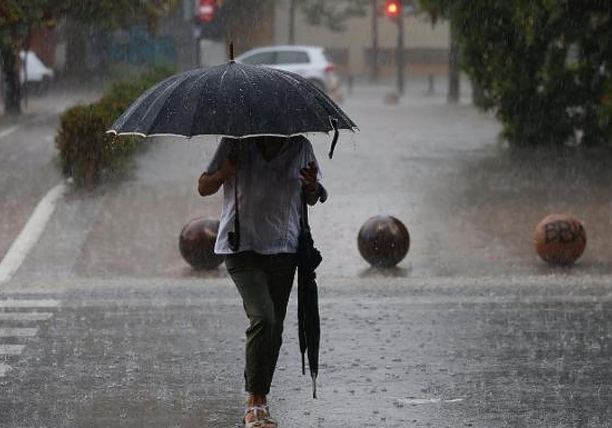 Aemet avisa de chubascos tormentosos localmente fuertes en Andalucía este sábado