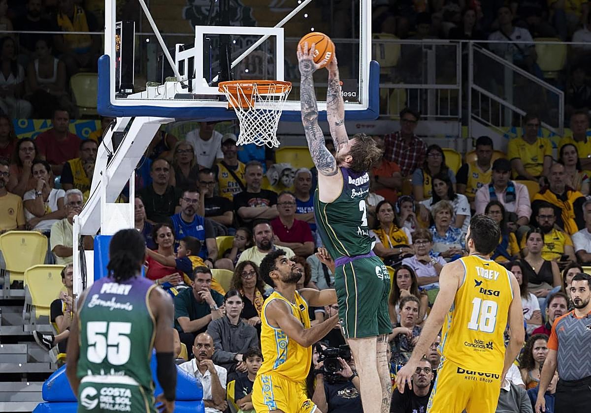 El Unicaja remonta y consigue un valioso triunfo en Gran Canaria (72-81)