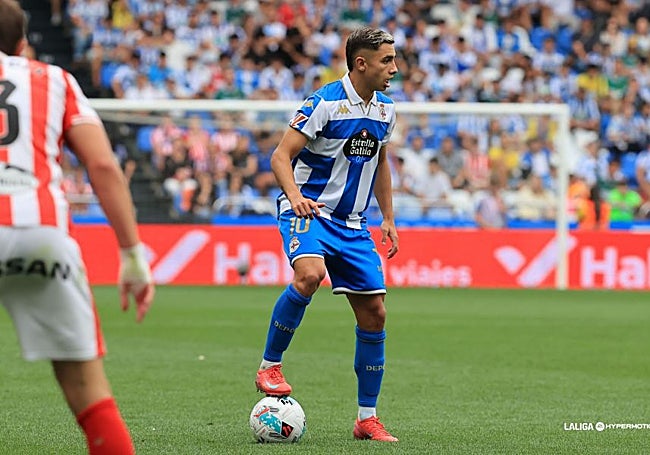 Yeremay controla una pelota en el último partido del Deportivo, frente al Almería.