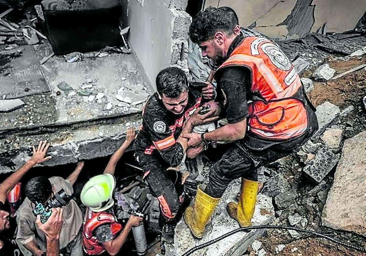 Rescate de un bebé en un edificio colapsado.