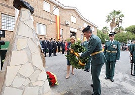Homenaje a los Caídos en el acto celebrado en el acuartelamiento de la barriada de Leganitos.