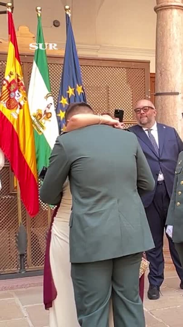 El momento más romántico del acto conmemorativo del Día de la Patrona de la Guardia Civil en Antequera