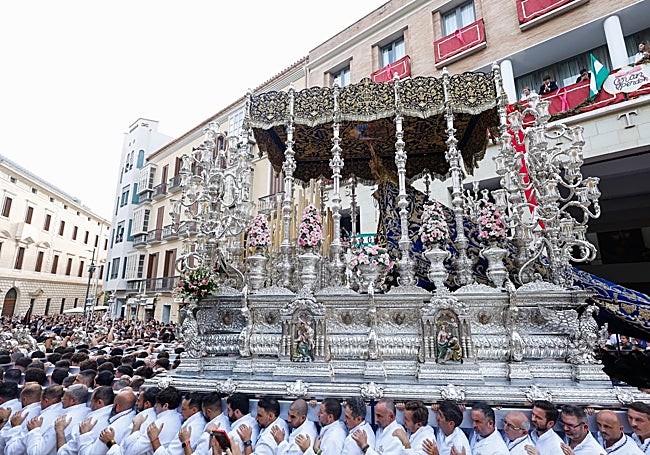 El trono de la Virgen del Gran Perdón, tras la salida.