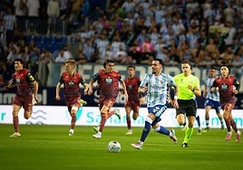 Joaquín conduce en un contraataque del Málaga frente al Deportivo.