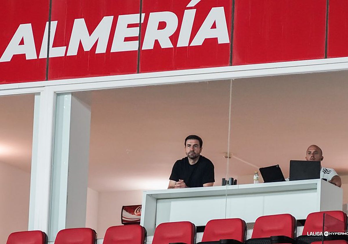 Gabi, que fue expulsado en el anterior partido del Zaragoza contra el Córdoba, ve desde la grada el que ha sido su último partido al frente del banquillo del cuadro aragonés.