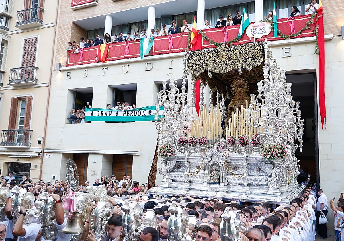 Salida de la Virgen del Gran Perdón desde la casa hermandad de los Estudiantes.