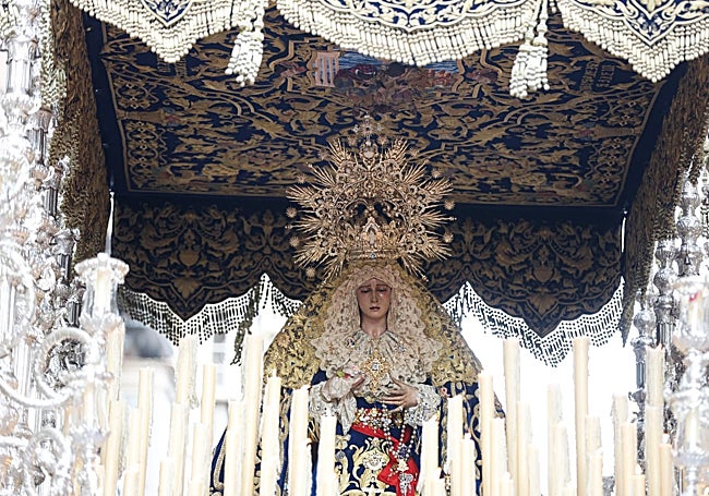 La Dolorosa del Gran Perdón bajo palio.