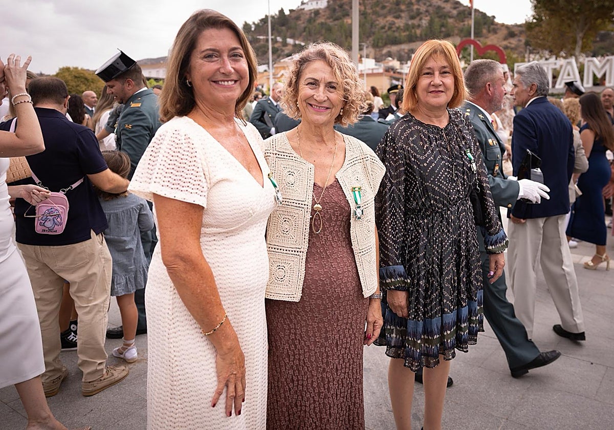 Milagros, Isabel y Lola, posan tras el acto, con su medalla.