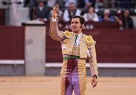 Un emocionado Morante muestra la coleta al público de Las Ventas.