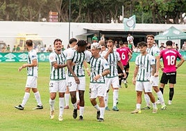 Los jugadores del Juventud de Torremolinos celebran uno de los tres goles al Ibiza.