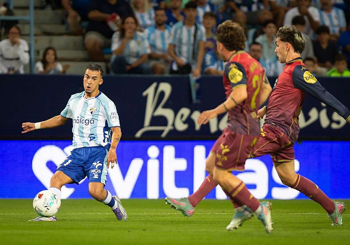 Rafita coloca un pase frente al Deportivo.