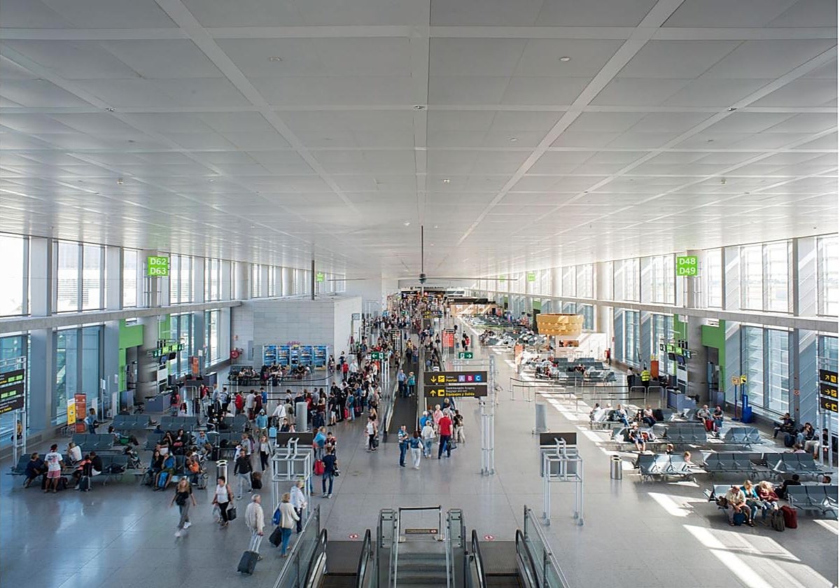 Imagen de archivo de pasajeros ante las puertas de embarque.