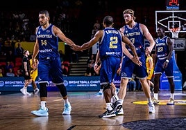 Los jugadores del Karditsa celebran una canasta en el partico contra el Oostende.