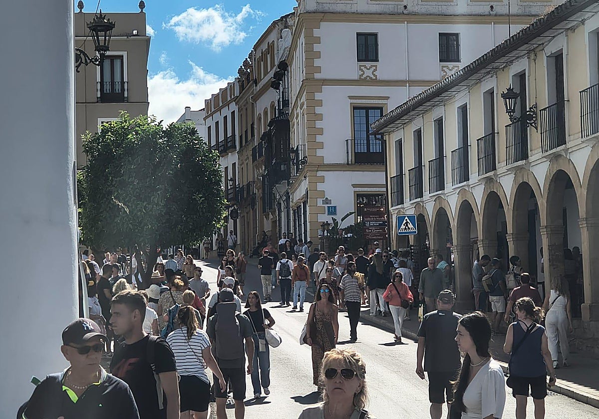 Numerosos visitantes llenaron las calles del centro histórico de Ronda durante el Puente de la Hispanidad.