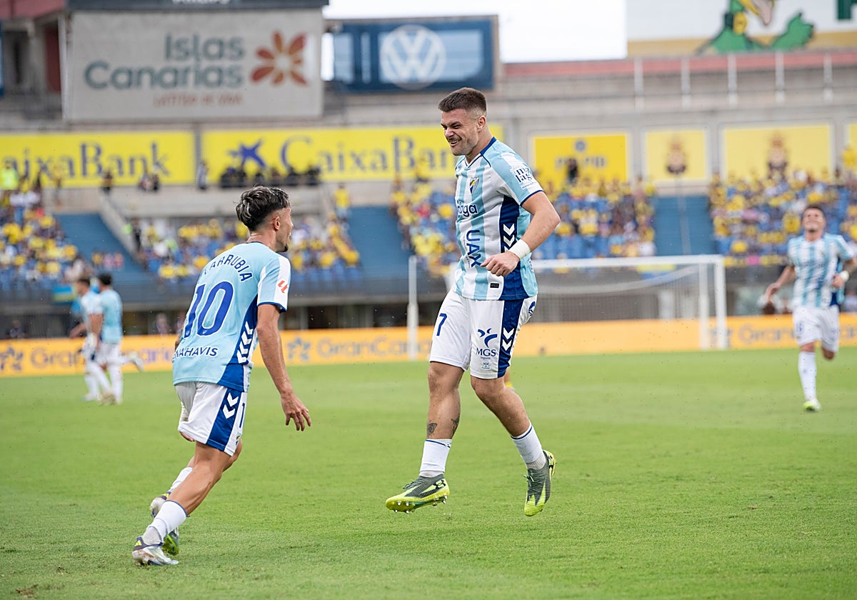 Rafa celebra con Larrubia el tanto del sevillano frente a Las Palmas.