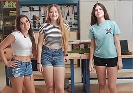 Abril Alarma Dawson, Lola Hermoso García y Lucía Toledano Estanga junto a su proyecto, EcoSmart Home.