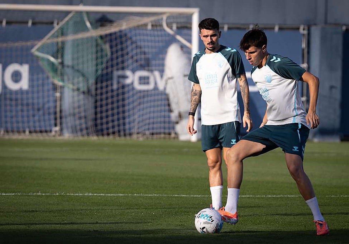 Izan Merino da un pase en un ejercicio del entrenamiento del martes.