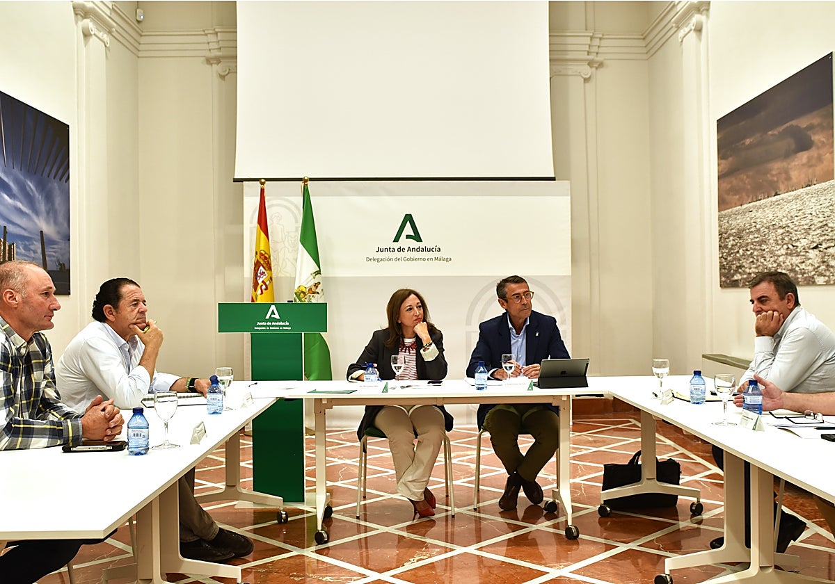 Navarro y Fernández, junto a los representantes de las organizaciones agrarias.