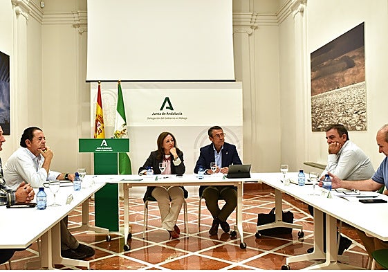 Navarro y Fernández, junto a los representantes de las organizaciones agrarias.