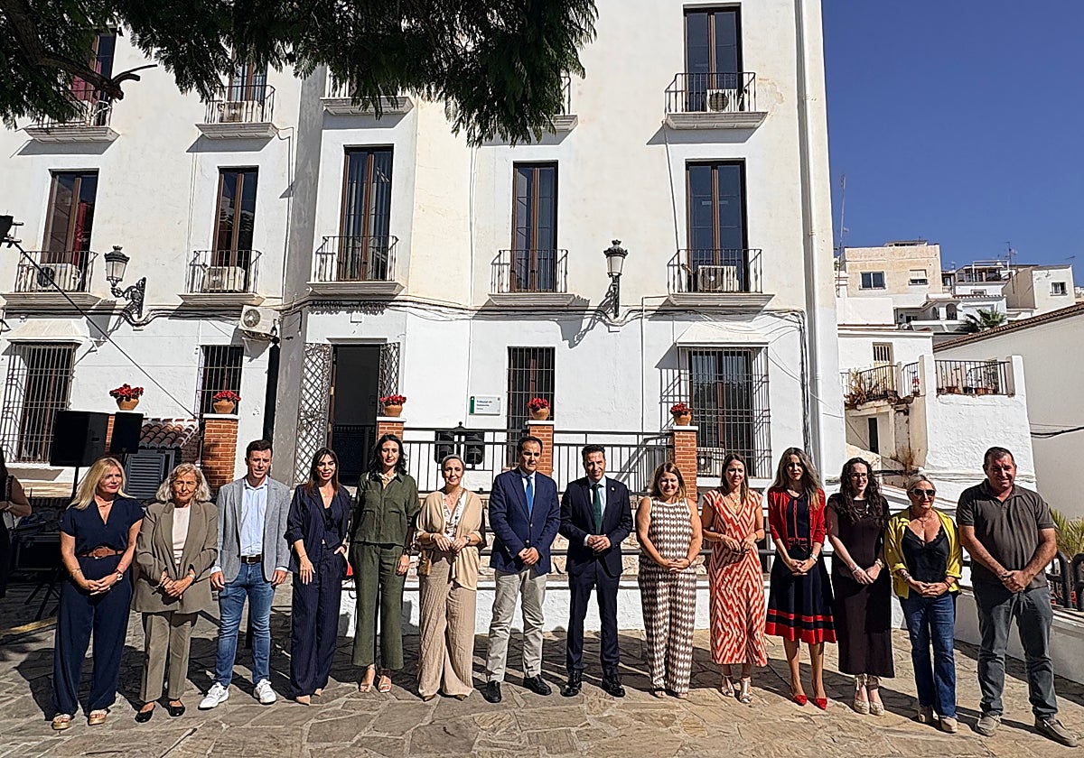 El alcalde de Torrox y el consejero de Justicia, este martes en Torrox con ediles y autoridades.