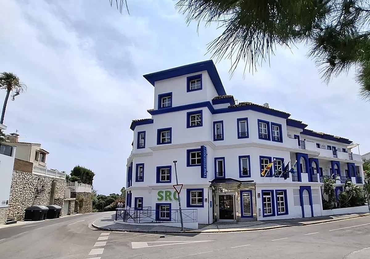 El apartahotel tiene 61 apartamentos y piscina.