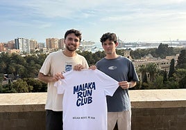 Rodrigo Doblaré y Tolo Clavero posan en Gibralfaro con la camiseta de Malaka Run Club.