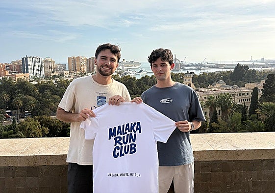 Rodrigo Doblaré y Tolo Clavero posan en Gibralfaro con la camiseta de Malaka Run Club.