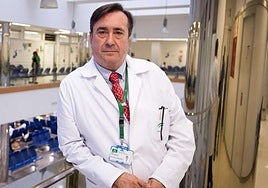 El doctor José Cruz posa en el Hospital Clínico Universitario Virgen de la Victoria.