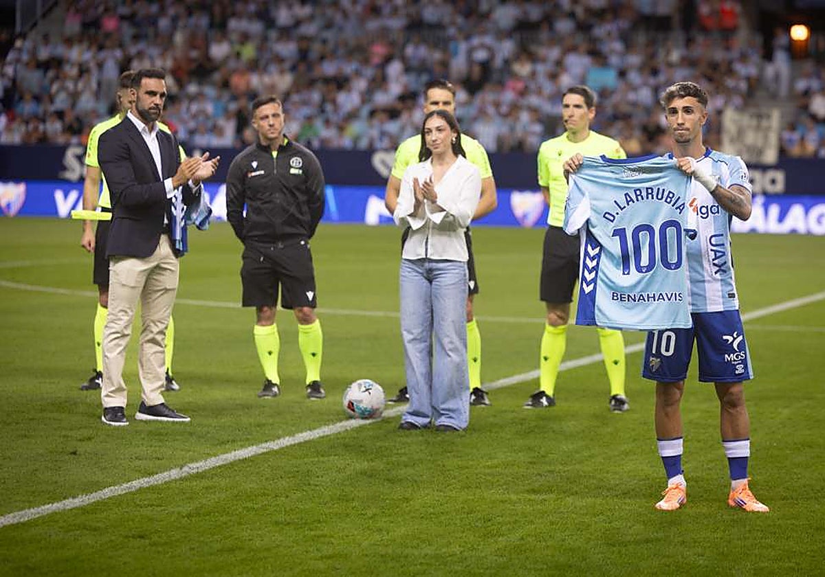 Larrubia recibió el domingo una camiseta con el dorsal '100' como homenaje, en presencia del malagueño con más partidos jugados en la historia del Málaga Club de Fútbol, Jesús Gámez.