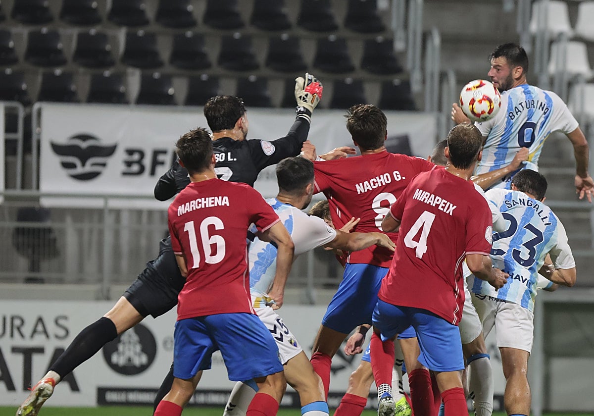 Una acción del Estepona-Málaga copero de la pasada campaña, en esa ocasión disputado en La Línea.