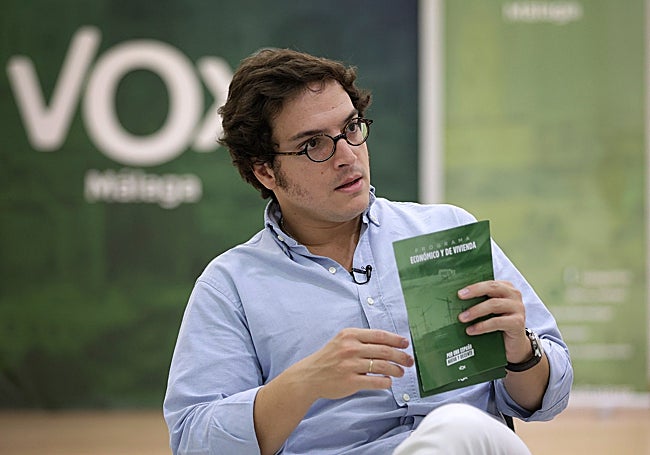 Figaredo, con el documento del programa económico y de vivienda de su formación.