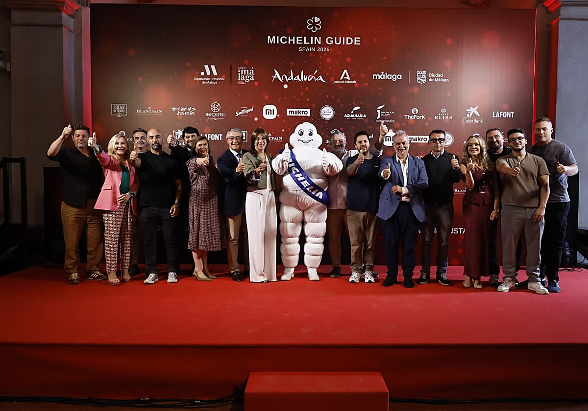 Foto de familia de autoridades y cocineros en la presentación de la gala.