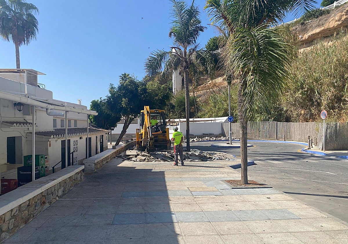 Imagen de los trabajos que se desarrollan en el paseo de la playa de Burriana.