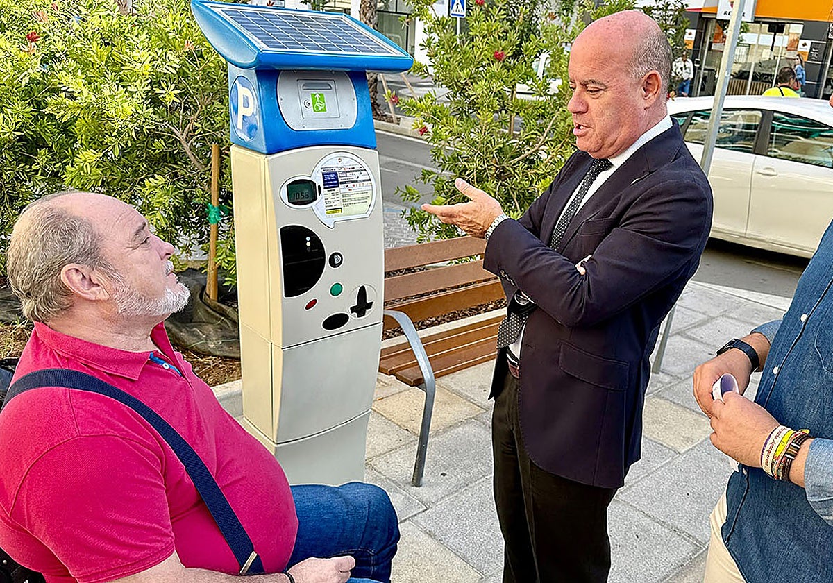El alcalde con José Luis Carmona, presidente de Singilia Barba, colectivo que regula las zonas azules en Antequera