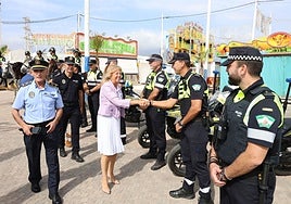 La alcaldesa de Marbella saluda a agentes de la Policía Local en el recinto ferial de La Caridad.
