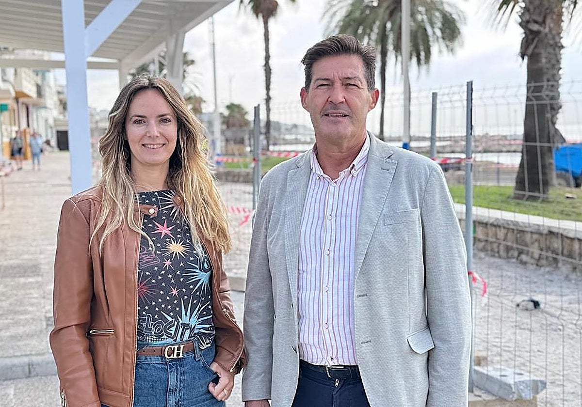 Los concejales de Vox, Yolanda Gómez y Antonio Alcázar, en el paseo marítimo de Pedregalejo.
