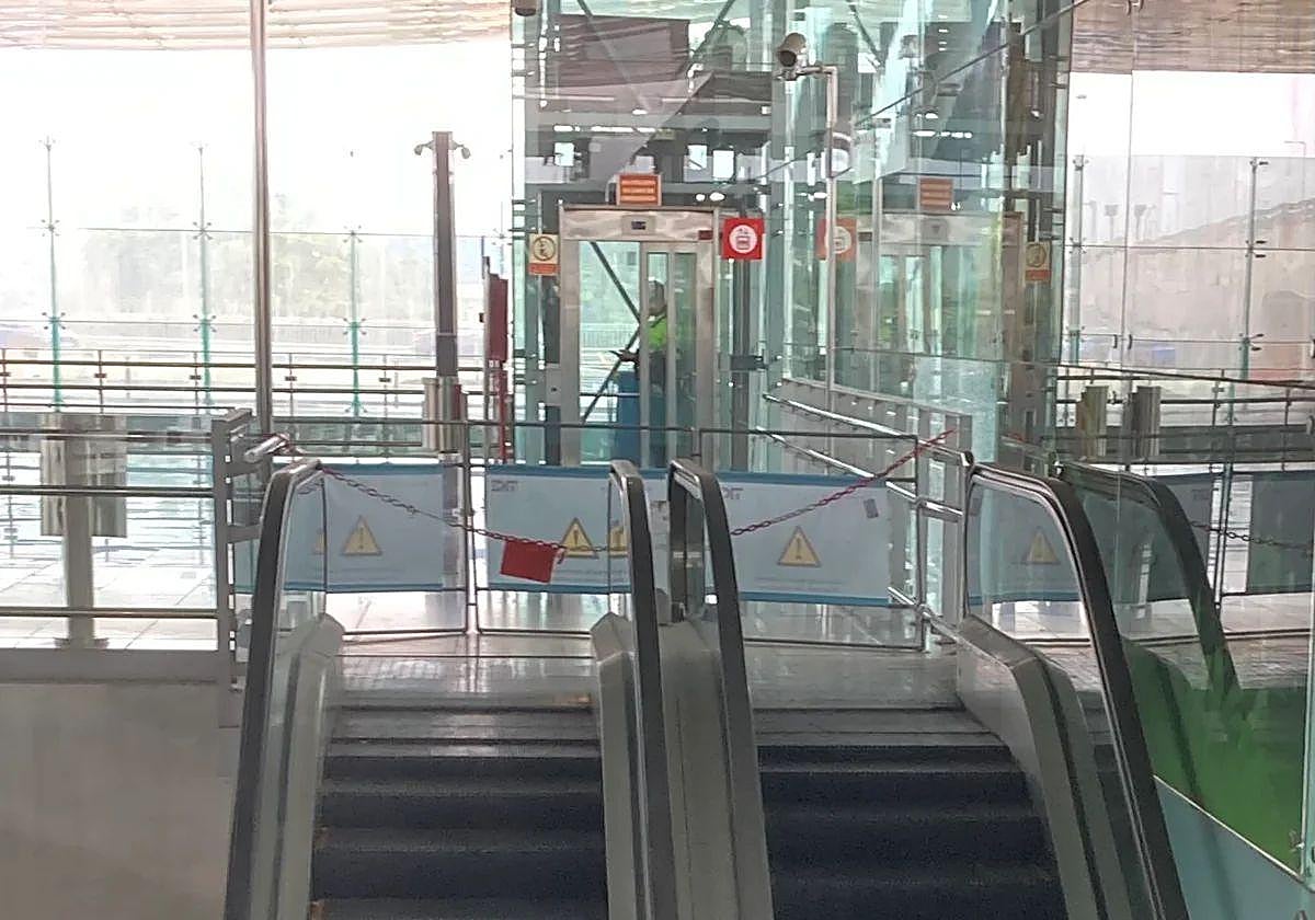 Dos de las escaleras mecánicas de la estación del aeropuerto que están averiadas.