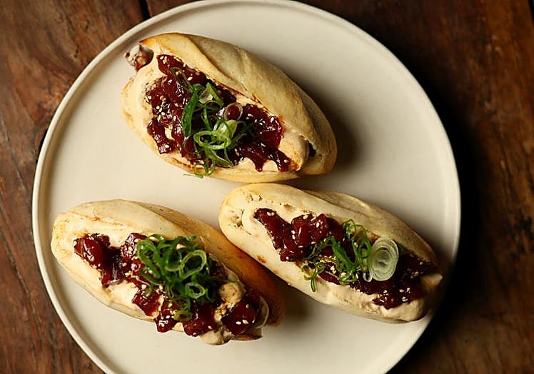 Pepito de atún rojo, tomates dulces asados y mayo de soja.