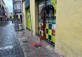 La fachada de Carrefour Express, esta mañana, tras el acto vandálico durante la manifestación.