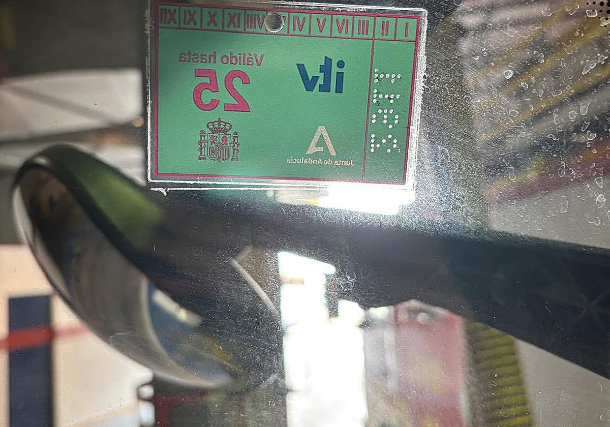 Autobomba urbana pesada, un vehículo de primera salida que participó en el incendio de Torremuelle, en el Parque de Bomberos con la ITV caducada desde julio.