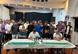 La plantilla del Juventud de Torremolinos, en la comparecencia.