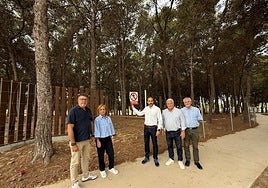 Dani Pérez, en el centro, con los ediles socialistas Jorge Quero, Begoña Medina y Salvador Trujillo, delante del Campamento Benítez.