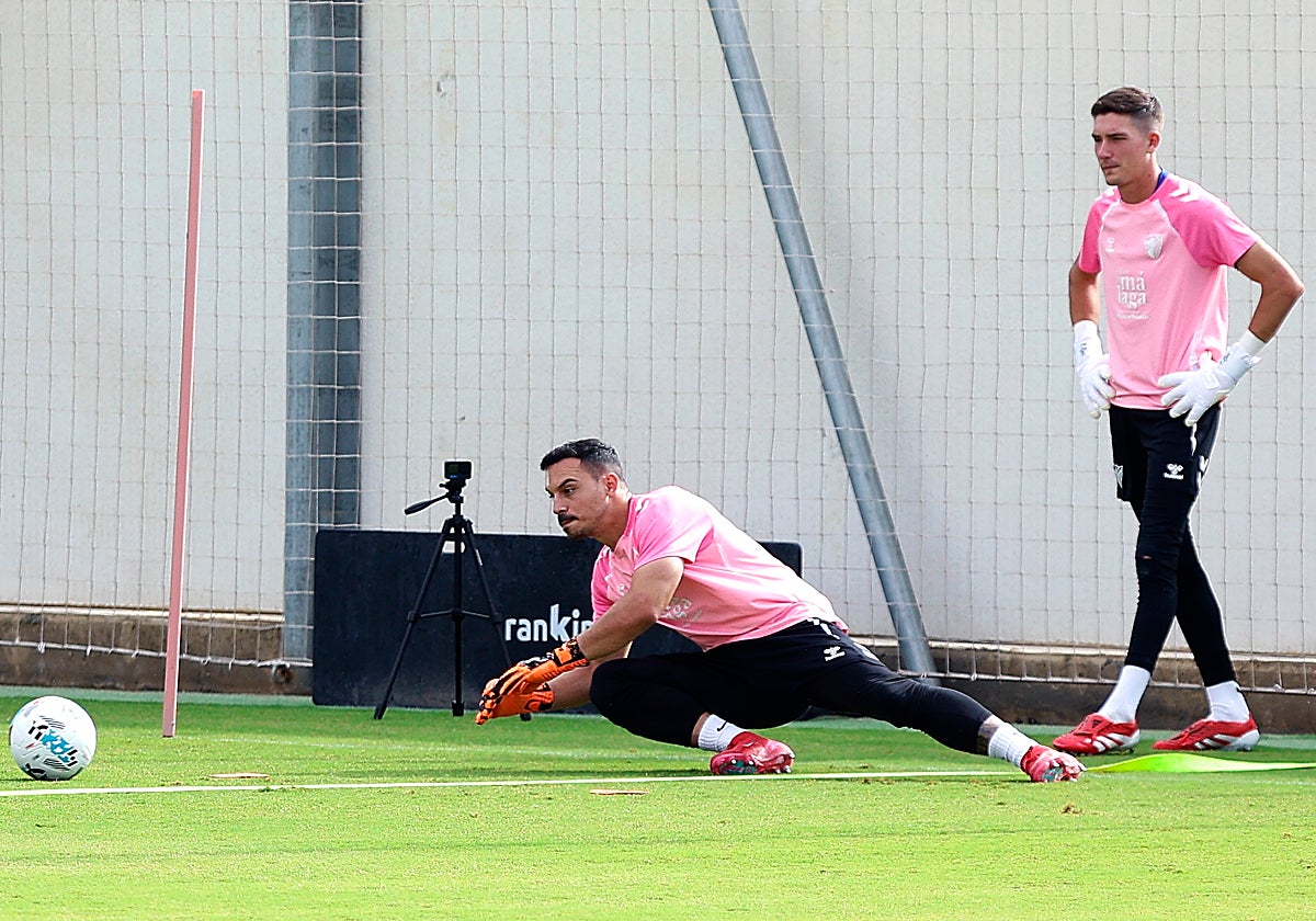 Alfonso Herrero, en un entrenamiento reciente, en presencia de Carlos López.