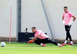 Alfonso Herrero, en un entrenamiento reciente, en presencia de Carlos López.