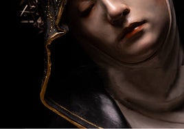 Pormenor de una de las figuras del nuevo retablo de la Congregación de Mena.